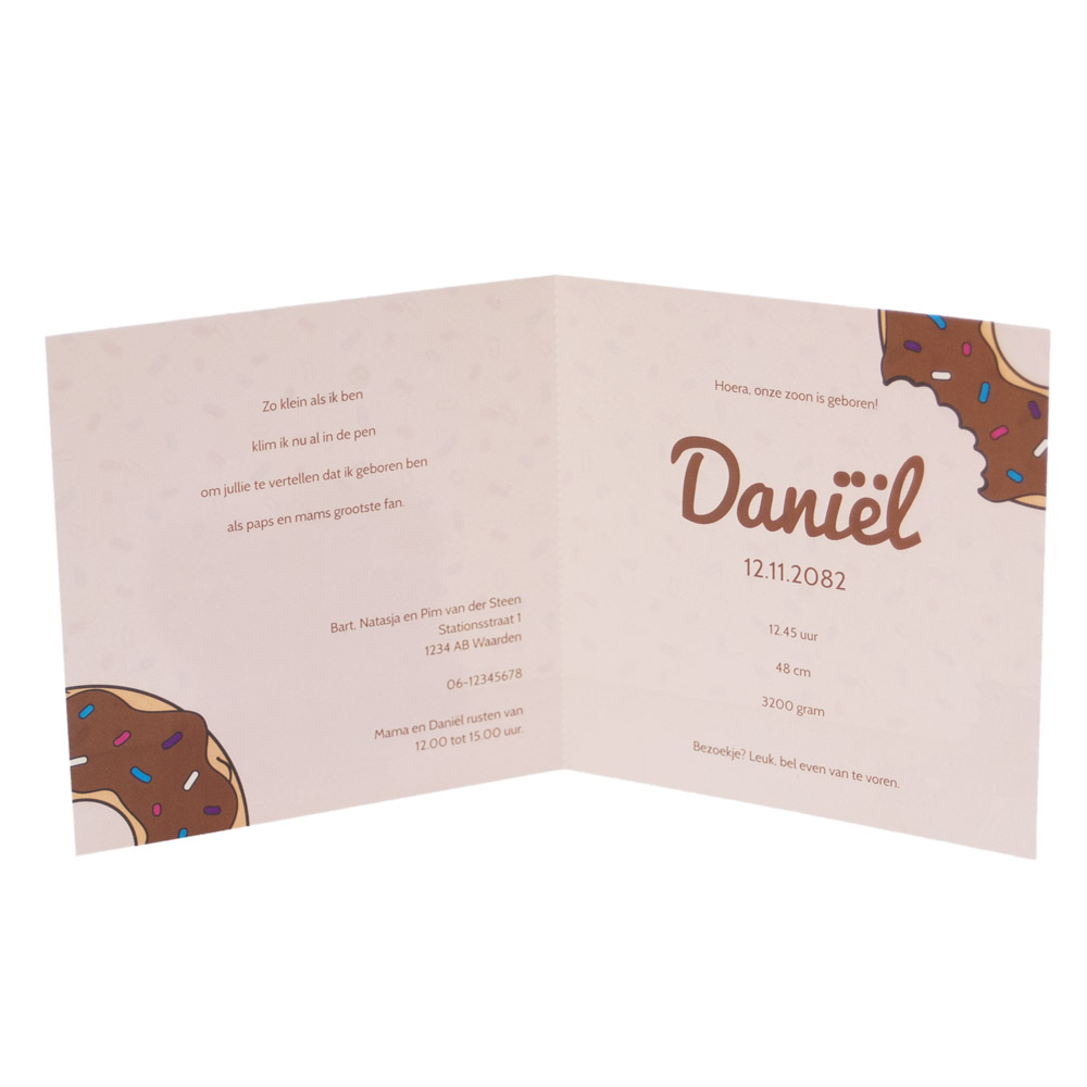 Geboortekaart met opgeplakt hondje in donut Geboortekaart met opgeplakt hondje in donut