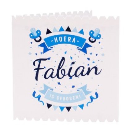 Gestanst geboortekaartje "Vlaggetjes & Kartelrandje"