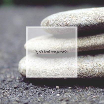 Rouwkaarten afbeelding gestapelde platte stenen en foto aan binnenzijde Rouwkaarten afbeelding gestapelde platte stenen en foto aan binnenzijde