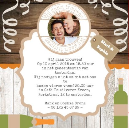 Magneetkaartje met stempel, confetti en wijnflessen op hout