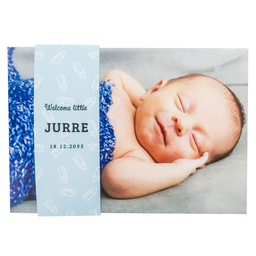 Geboortekaart met foto en blauwe sleeve met flesjes
