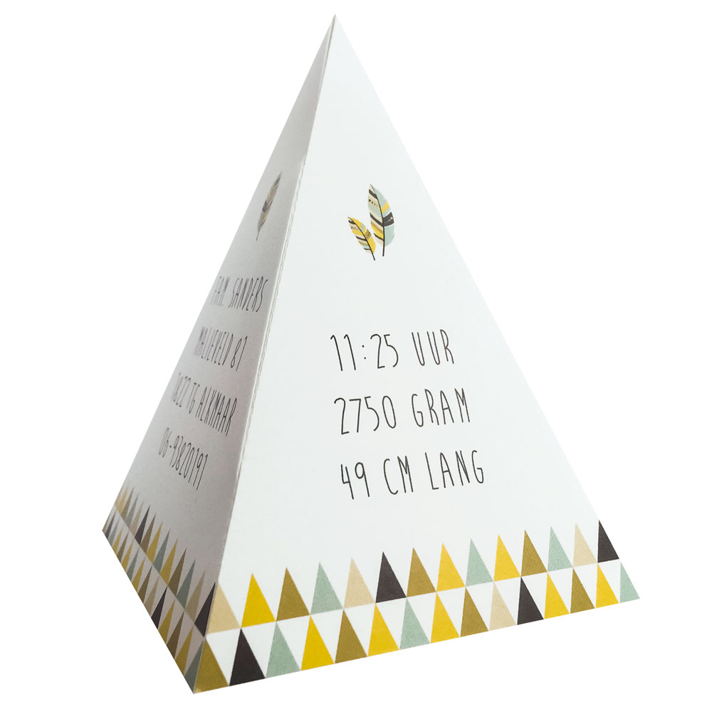 Gestanst geboortekaartje "Tipi tent veertje geel" Gestanst geboortekaartje "Tipi tent veertje geel"