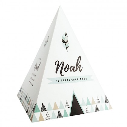 Gestanst geboortekaartje "Tipi tent veertje lichtblauw" Gestanst geboortekaartje "Tipi tent veertje lichtblauw"