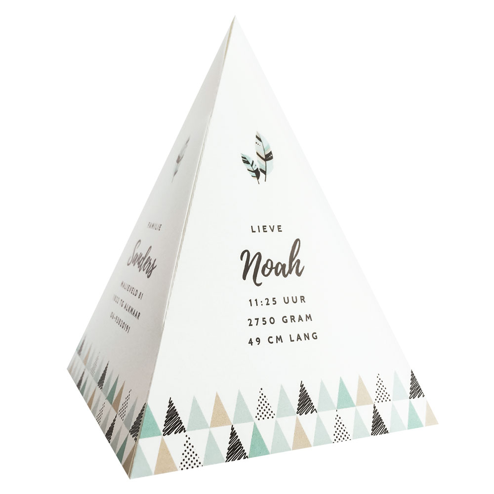 Gestanst geboortekaartje "Tipi tent veertje lichtblauw" Gestanst geboortekaartje "Tipi tent veertje lichtblauw"