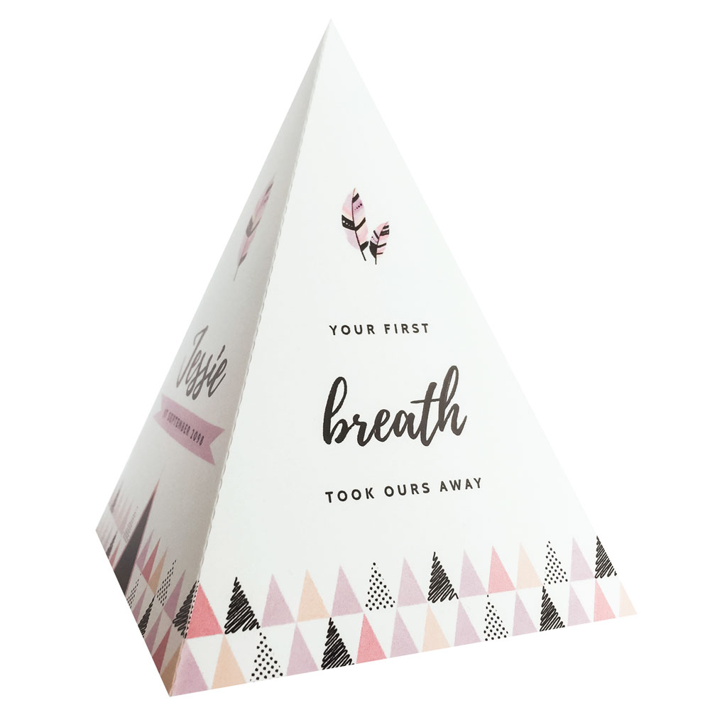 Gestanst geboortekaartje "Tipi tent - Roze veertje" Gestanst geboortekaartje "Tipi tent - Roze veertje"
