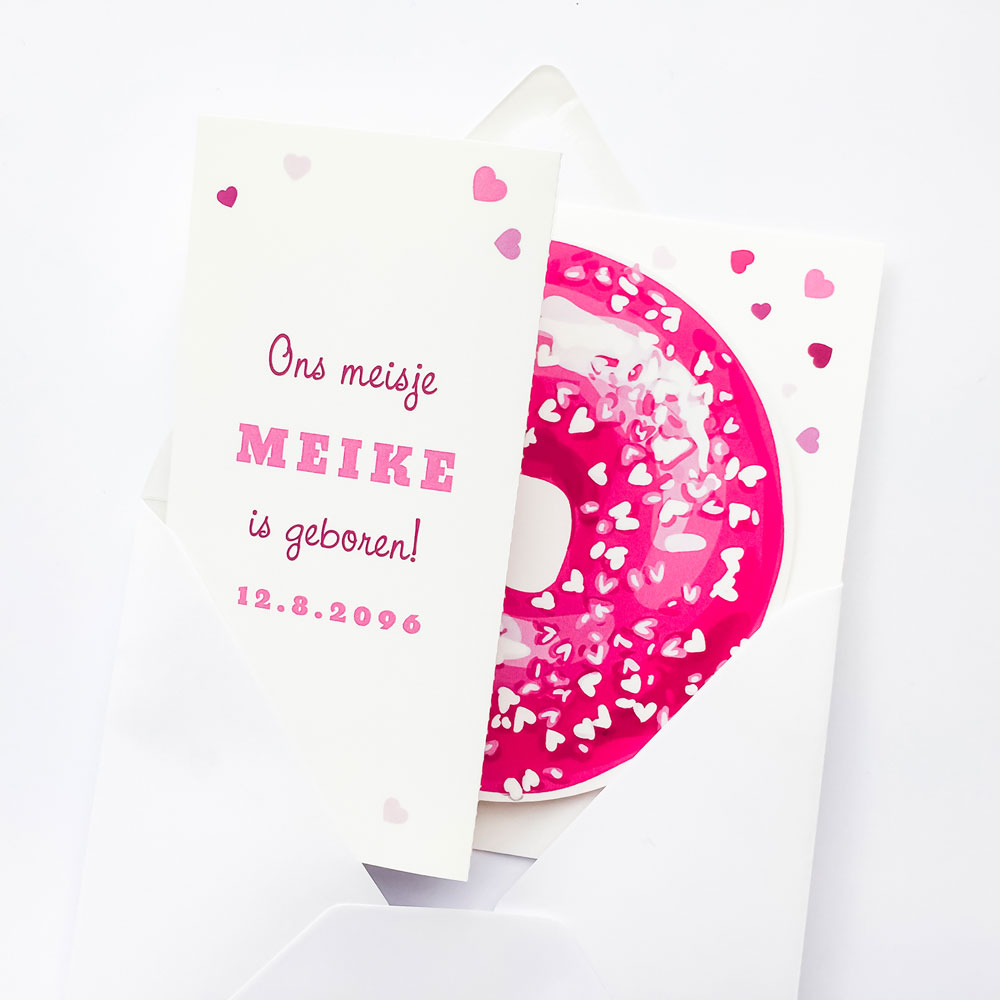 Geboortekaart roze Donut en hartjes. Geboortekaart roze Donut en hartjes.