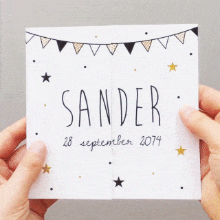 Geboortekaart Dolle Doordraaier met okergele vlaggetjes en sterretjes.