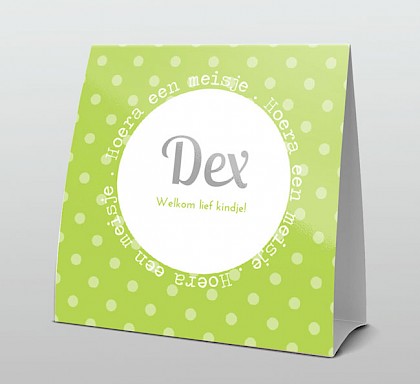 Fris groen met stippen en tekst in cirkel