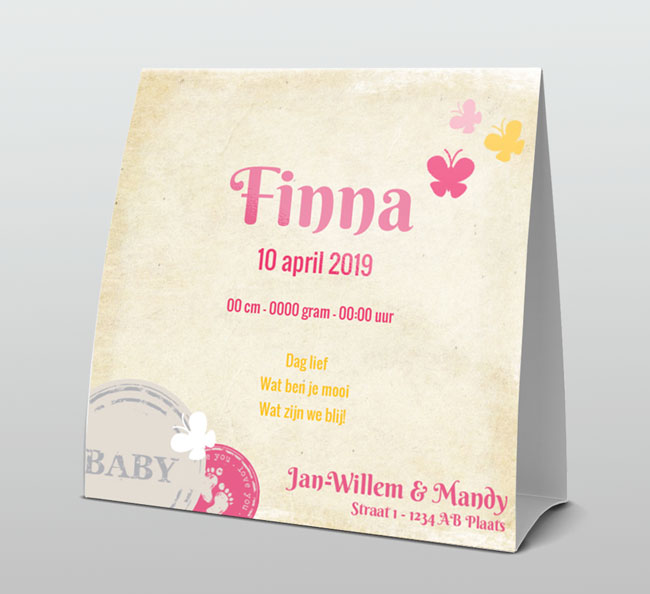 Trendy groot hart van hout op oud papier Trendy groot hart van hout op oud papier