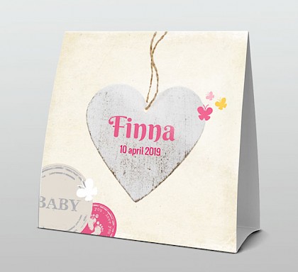 Trendy groot hart van hout op oud papier