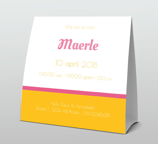 Grappig met baby op fel gele achtergrond Grappig met baby op fel gele achtergrond