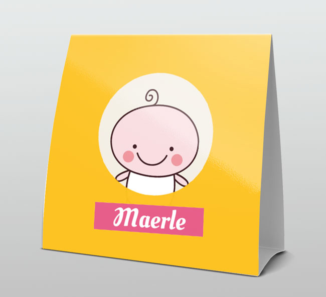 Grappig met baby op fel gele achtergrond Grappig met baby op fel gele achtergrond