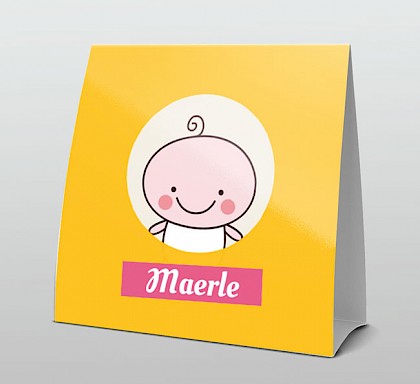 Grappig met baby op fel gele achtergrond