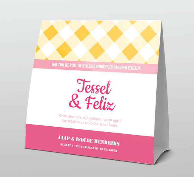 Tweeling meisjes op geel ruit achtergrond Tweeling meisjes op geel ruit achtergrond