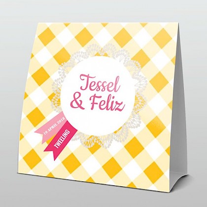 Tweeling meisjes op geel ruit achtergrond