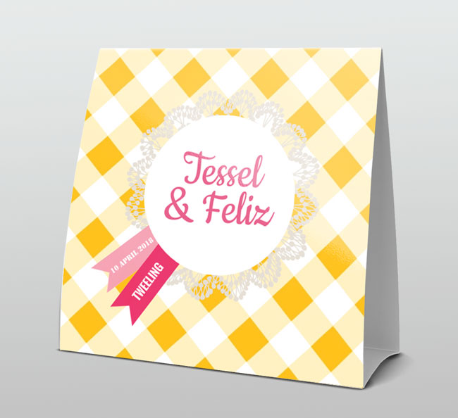 Tweeling meisjes op geel ruit achtergrond Tweeling meisjes op geel ruit achtergrond