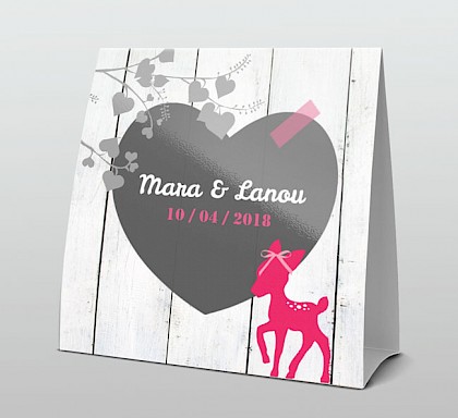 Tweeling meisjes op hout met hertje Tweeling meisjes op hout met hertje