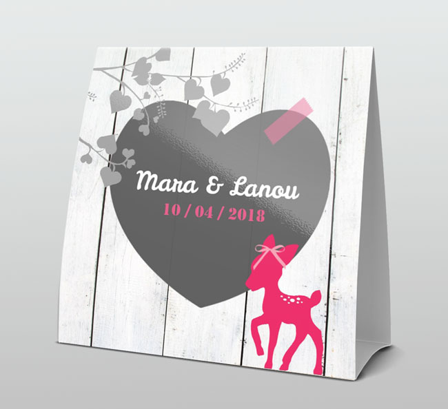 Tweeling meisjes op hout met hertje Tweeling meisjes op hout met hertje