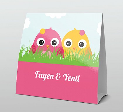 Tweeling meisje met twee lieve vogeltjes