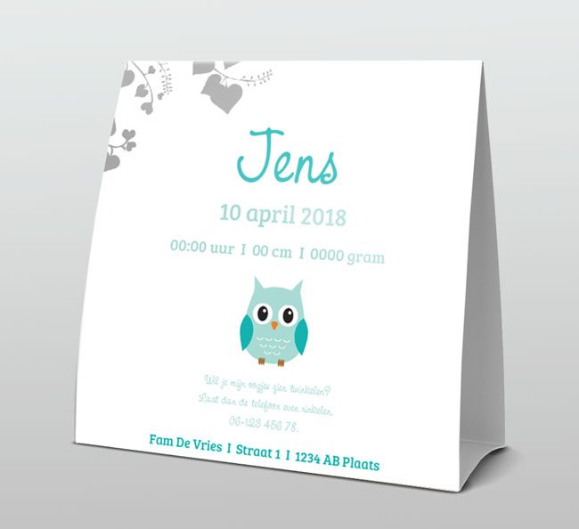 Blauwe uil op een hartjes takje Blauwe uil op een hartjes takje