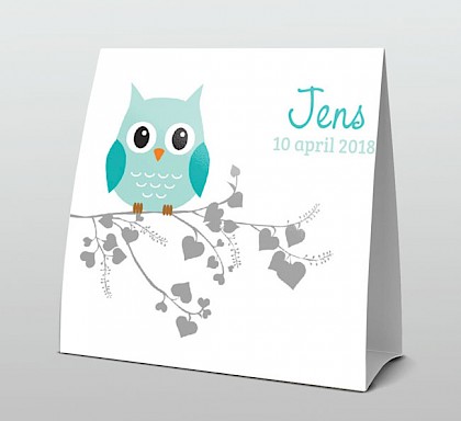 Blauwe uil op een hartjes takje