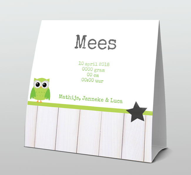 Groen uiltje op houten achtergrond Groen uiltje op houten achtergrond