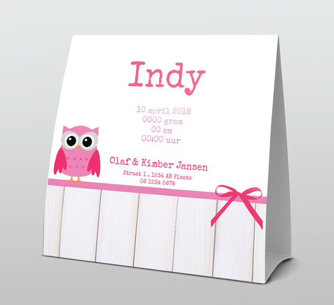 Roze uiltje op houten achtergrond Roze uiltje op houten achtergrond