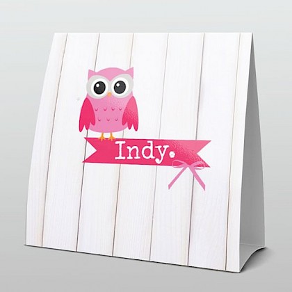 Roze uiltje op houten achtergrond Roze uiltje op houten achtergrond