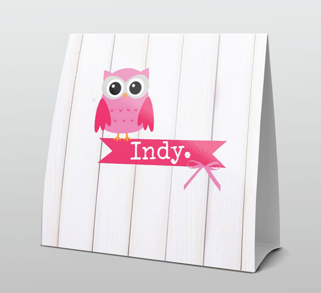 Roze uiltje op houten achtergrond Roze uiltje op houten achtergrond