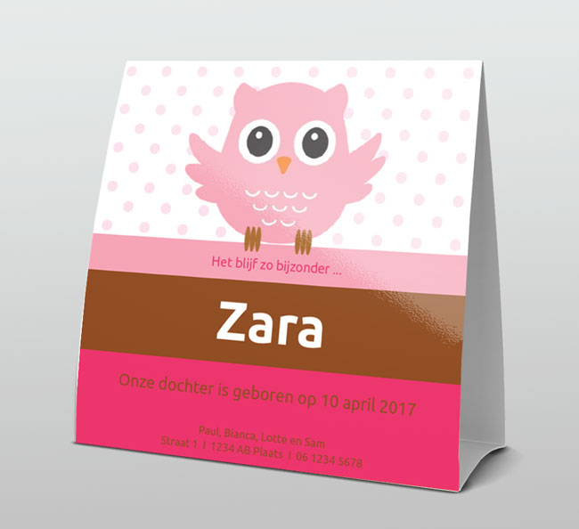 Roze uiltje in rondje op hout Roze uiltje in rondje op hout