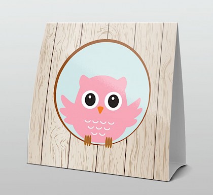 Roze uiltje in rondje op hout