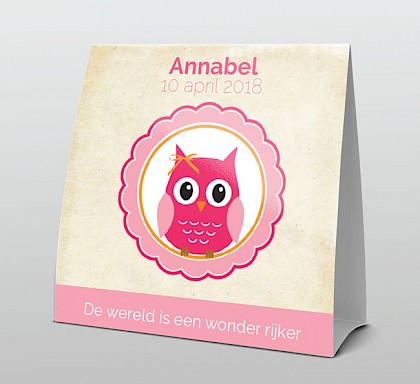 Roze uiltje op oud papier