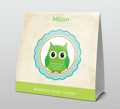 Groen uiltje op oud papier