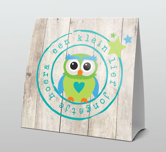 Stoer uiltje op hout met turquoise stempel Stoer uiltje op hout met turquoise stempel