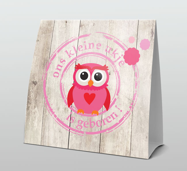 Stoer uiltje op hout met roze stempel Stoer uiltje op hout met roze stempel