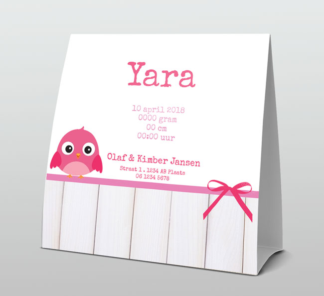 Roze vogeltje op roze lintje met hout Roze vogeltje op roze lintje met hout