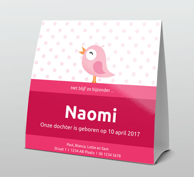Roze vogeltje in rondje op hout Roze vogeltje in rondje op hout