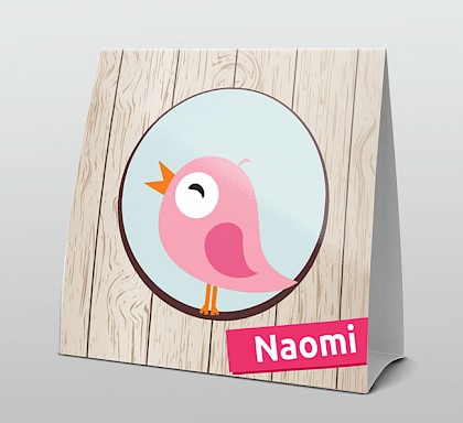 Roze vogeltje in rondje op hout