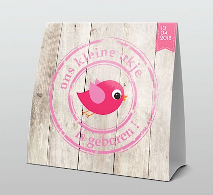 Stoer vogeltje op hout met roze tekst Stoer vogeltje op hout met roze tekst