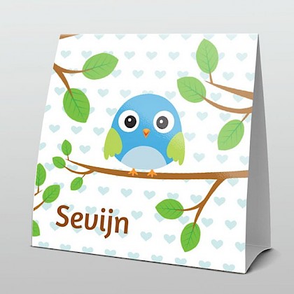 Lief blauw vogeltje op tak met hartjes