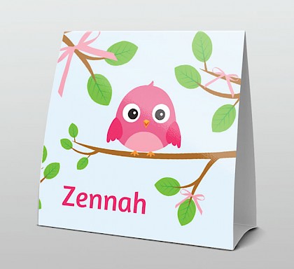 Lief roze vogeltje op tak met hartjes