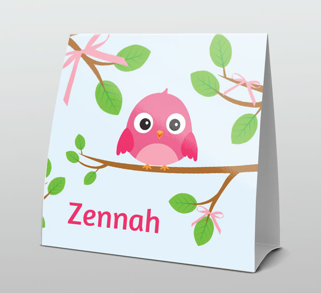 Lief roze vogeltje op tak met hartjes Lief roze vogeltje op tak met hartjes