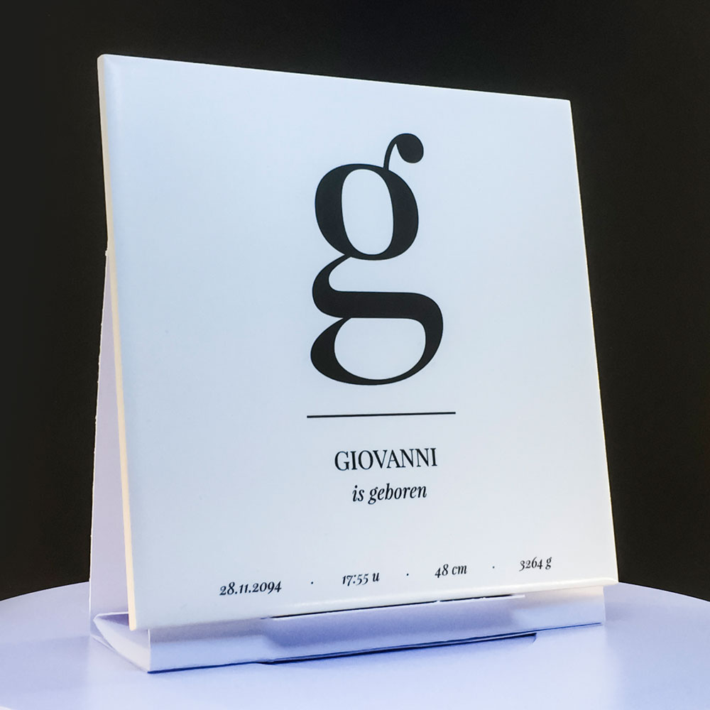 Geboortetegeltje met stijlvolle typografie Geboortetegeltje met stijlvolle typografie