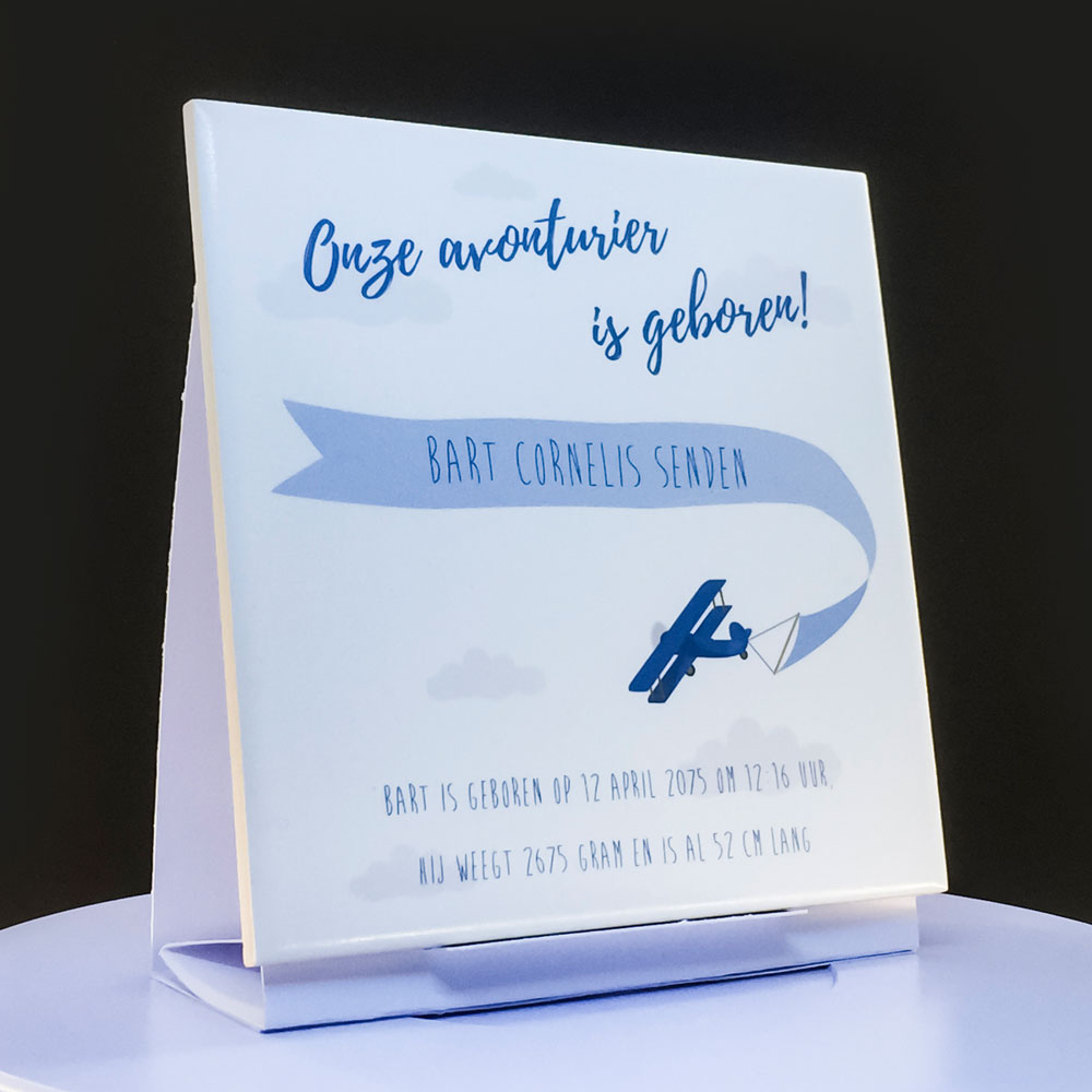 Geboortetegeltje met wolkjes en vliegtuigje Geboortetegeltje met wolkjes en vliegtuigje