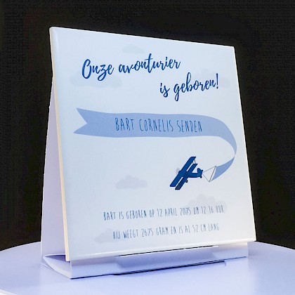 Geboortetegeltje met wolkjes en vliegtuigje