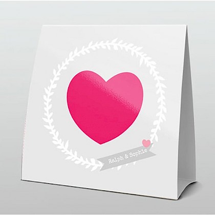 Hip met groot fel roze hart