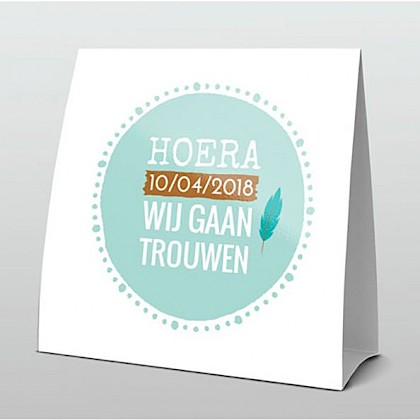 Trendy huwelijk tentkaart en vrolijk met veertje