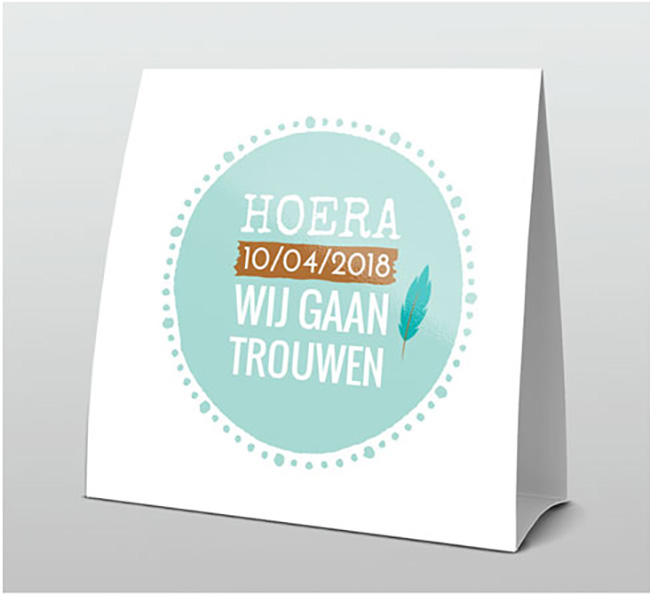 Trendy huwelijk tentkaart en vrolijk met veertje Trendy huwelijk tentkaart en vrolijk met veertje