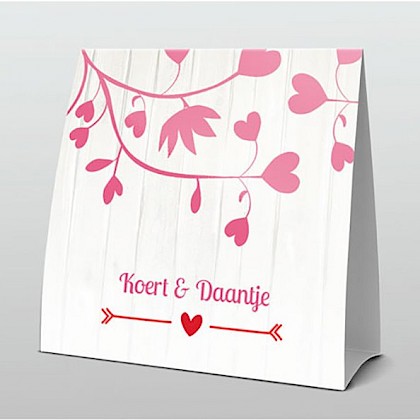 Trendy roze hartjes tak op hout