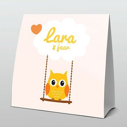 geel uiltje op schommel